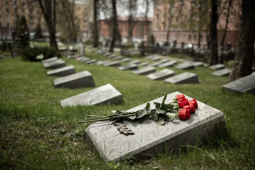 view-gravestone-with-flowers-webp